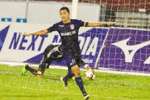 Anh Đức chào quen thuộc, Công Vinh nhìn đội bóng cũ 