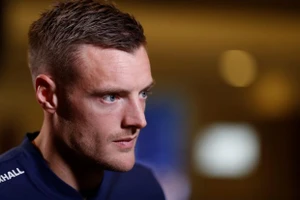 Vardy vội đến vội đi với “tam sư”, Advocaat từ chức