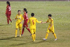 Xem hai 'bà chị' tương tàn