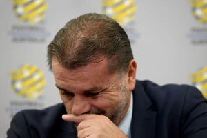 Ange Postecoglou tự 'trảm' mình trong nước mắt