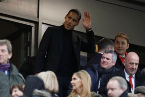 Van Dijk hãy nhìn Vardy ghi bàn, Ibra lại chấn thương