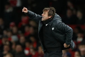 Conte gọi Mourinho là kẻ tiểu nhân, 'con bọ già'