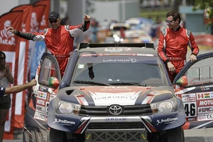 Bỏ huấn luyện đi đua xe, cựu HLV Chelsea gặp sự cố