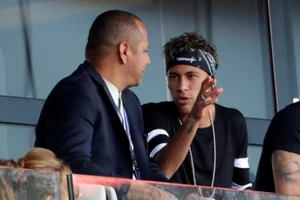 Bố Neymar gọi báo chí là những con…kền kền