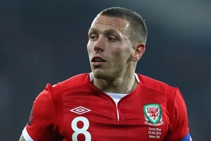 Tỉ phú Thái mua CLB Anh, mời Bellamy làm HLV