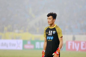  Bùi Tiến Dũng 2 lần vào lưới nhặt bóng ở Yangon