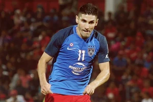 Trên đường sang Việt Nam, tiền đạo Diaz trốn đội