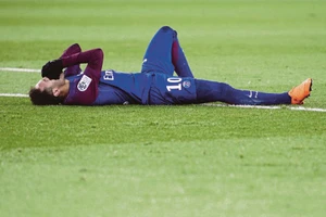 Neymar lên bàn mổ