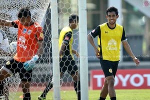 Dangda, Chanathip đối đầu với dàn sao Premier League