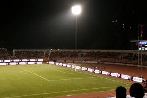 Lạ mắt bảng đèn LED trên sân Thống Nhất