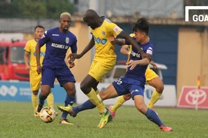 HLV Trần Minh Chiến và trợ lý bị đuổi