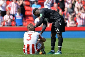 Stoke City khóc, Porto lên ngôi, Neuer chạy đua thời gian