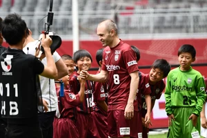 Iniesta nói gì với fan Vissel Kobe ngày ra mắt?