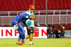 Claudecir rời sân theo kiểu Salah