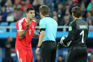 Serbia chính thức kiện trọng tài Đức lên FIFA