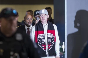 Tuyển Anh tưng bừng thì Rooney lén đi ‘đánh quả’