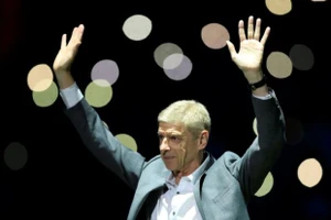 Wenger trở chứng, Oezil đến Đông Nam Á