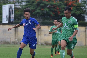 Đuổi đánh trọng tài trận play off hạng nhì