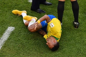 Neymar lại đang 'bắn' vào chân mình