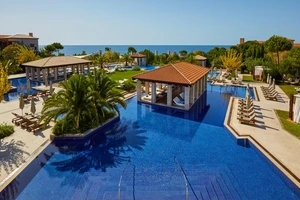 Rời khách sạn, Ronaldo bo 20.000 bảng, vui cả nhà