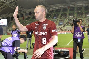 Buổi ra mắt 'tối mặt' của Iniesta