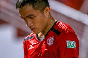 Sầm Ngọc Đức đá ‘triệt hạ’ rồi khóc lóc, ăn năn