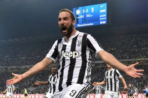 'Lùng bùng' với Ronaldo, Higuain đến AC Milan?
