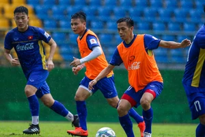 Buổi tập cuối của Olympic Việt Nam trong chiều mưa