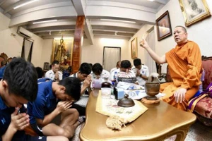 Olympic Thái đến chùa cầu nguyện trước khi đi Asiad 18