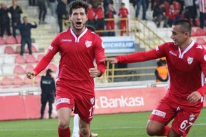 Bán 18 cầu thủ mua 10 con dê nuôi CLB