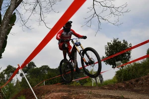 Cô gái bỏ đại học, đua xe kiếm sống giành vàng