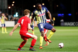 Huyền thoại điền kinh Olympic căng thẳng chờ ngày đá bóng