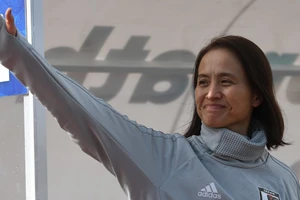 Asako, đàn bà dễ có mấy tay!