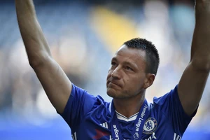 Sarri 'cho' Terry một ghế trong BHL Chelsea