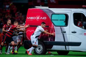 Ô tô chết máy, cầu thủ xúm vào đẩy xe chở cầu thủ đi bệnh viện