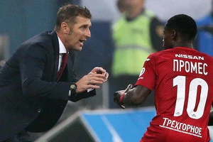 Đội trưởng bị ‘trảm’ vì tội... ‘like dạo’