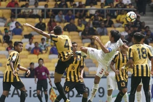 Chủ nhà Malaysia bị loại, Thái Lan thua sốc Tajikistan