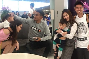 Sao tuyển Thái Lan đá bóng xa nhà kiếm ‘cơm’ bị con cạch mặt