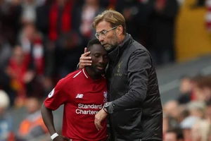 Khổ thân Klopp, học trò đá bóng mà phải đi giải phẫu… tay