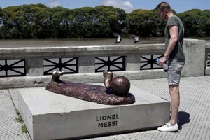 Những tượng đài danh thủ ngớ ngẩn nhất thế giới