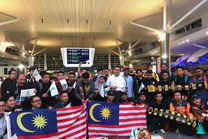 Fan Malaysia ùn ùn sang Việt Nam xem chung kết AFF Cup 2018