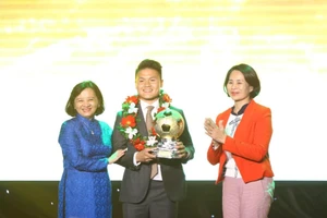 Quang Hải đoạt quả bóng vàng, Công Phượng là cầu thủ yêu thích