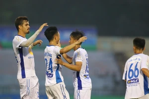 Hoàng Anh Gia Lai vẫn đón cúp vàng dù bị “dội mưa gôn”