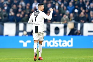 Ronaldo cứ ‘ra chân’ là có kỷ lục