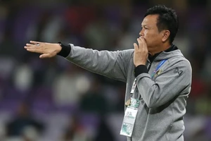 Tuyển Thái Lan gặp rắc rối vì HLV Sirilak chưa có bằng HLV?