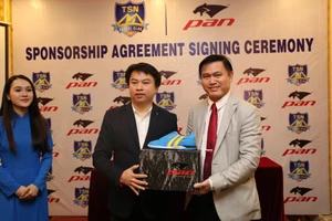 Pan nâng niu những đôi chân Futsal trẻ