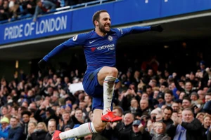 Tân binh Higuain và Son Heung-min coi chừng bị 'ném đá'