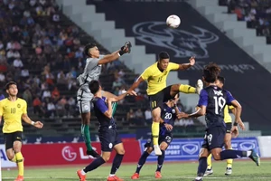 Bảng B có biến và Malaysia ôm hận trước Campuchia