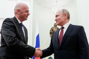 Chủ tịch FIFA đến Nga nhận huy chương Hữu nghị