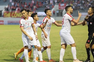 Quế Ngọc Hải bị thẻ đỏ, Viettel thua đậm 